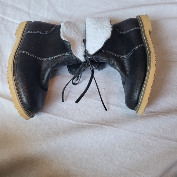 Black boots with white fur size 6 - Picture 3 of 5